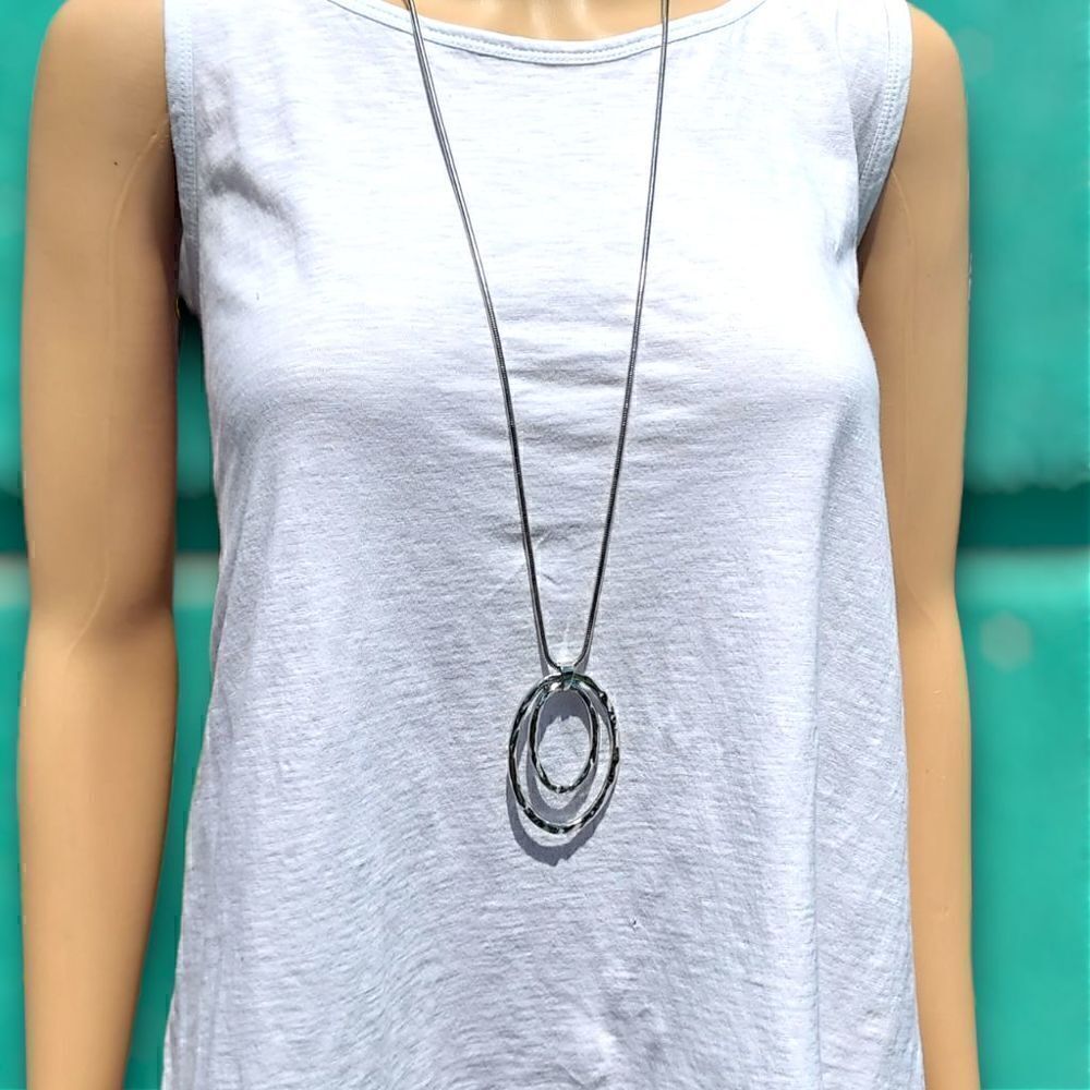 Silvertone fashion necklace round pendant